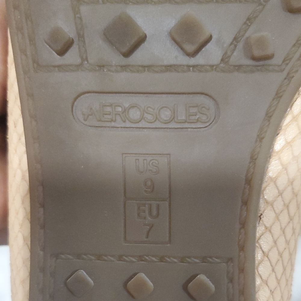 AEROSOLES Beige Textured Moccasins for Women - Picture 8 of 10